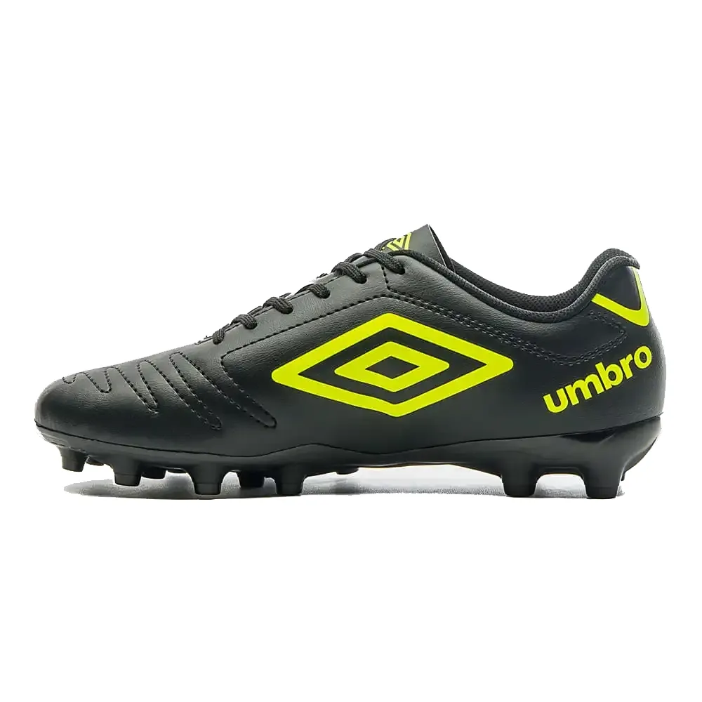 Chuteira de campo masculina Umbro preta com detalhes amarelos, vista lateral